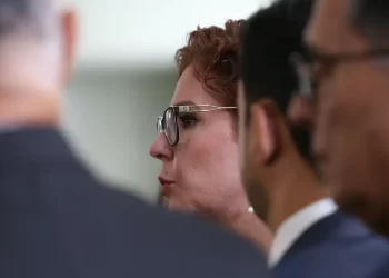 Prisão de Carla Zambelli: um caso que agita a política brasileira e as relações internacionais