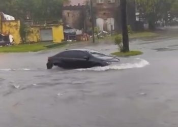Chuva forte causa alagamentos em João Pessoa nesta sexta e Inmet emite alerta para 48 cidades