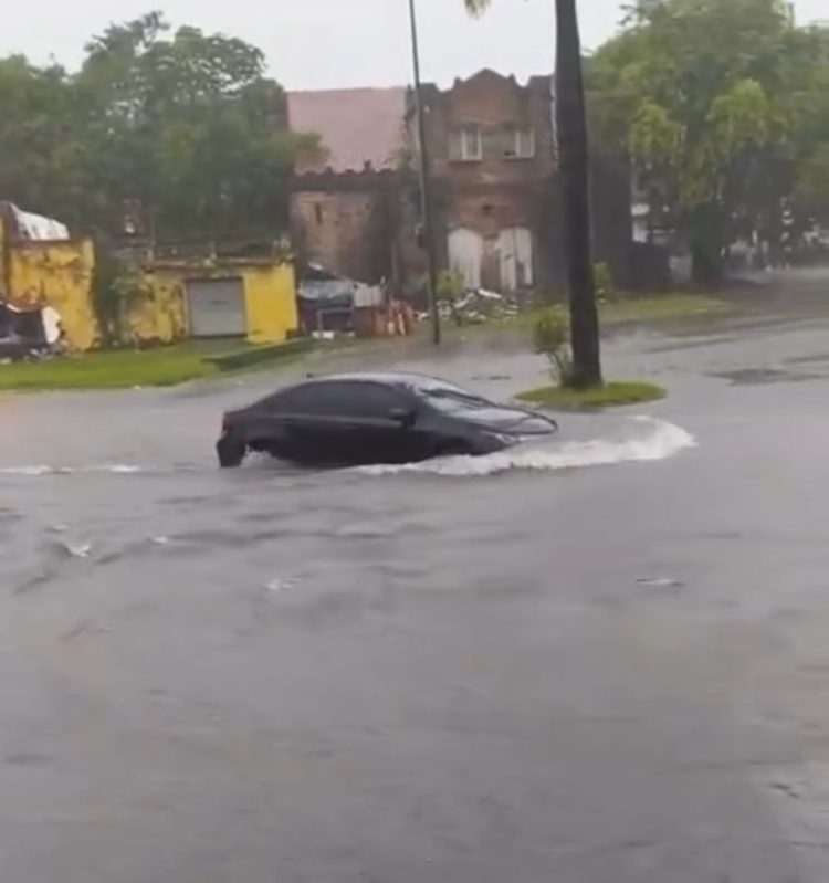 Chuva forte causa alagamentos em João Pessoa nesta sexta e Inmet emite alerta para 48 cidades