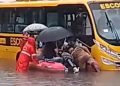 Estudantes ficam ilhados em ônibus escolar e são resgatados de barco em João Pessoa