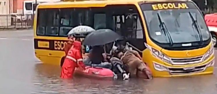 Estudantes ficam ilhados em ônibus escolar e são resgatados de barco em João Pessoa