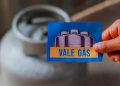 Famílias terão vale de R$ 108 do Auxílio Gás para retirar botijão a partir do próximo ano