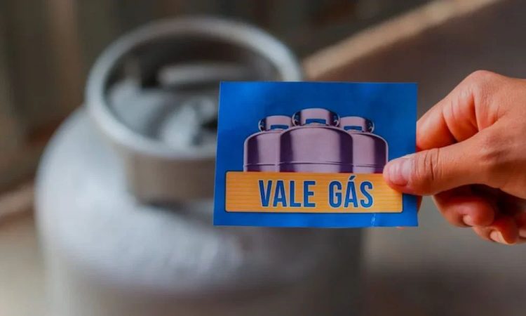 Famílias terão vale de R$ 108 do Auxílio Gás para retirar botijão a partir do próximo ano