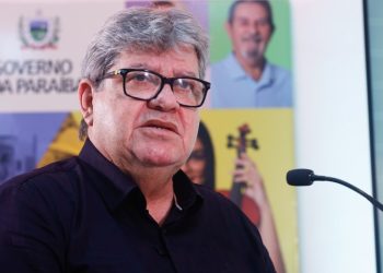 Governador João Azevêdo é submetido a cirurgia após passar mal, em João Pessoa