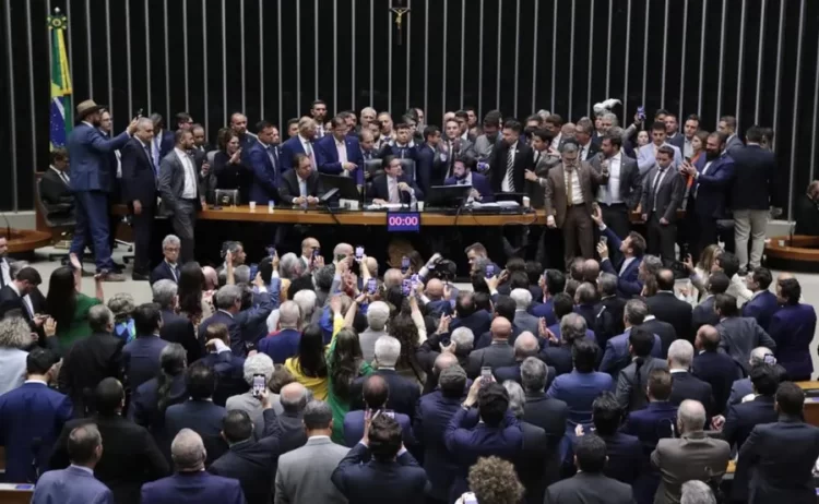 Hugo Motta nega acordo para pautar anistia em troca de desocupação do plenário