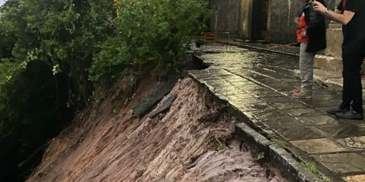 Chuva compromete terreno da Igreja da Guia, em Lucena
