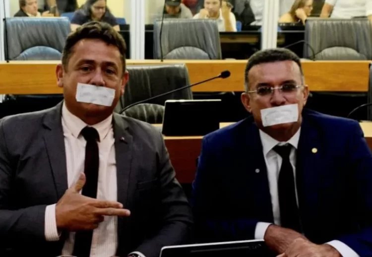 Bolsonaristas usam esparadrapo para tampar boca na ALPB