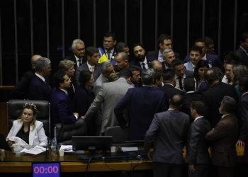 Motim bolsonarista paralisa Congresso por 30 horas e termina sem acordo confirmado