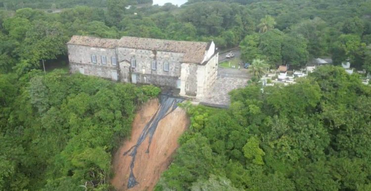 Missas na Igreja de Nossa Senhora da Guia são liberadas e área lateral segue interditada após deslizamento de terra