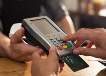 Paraíba proíbe cobrança por cartão para comprar bebidas em shows