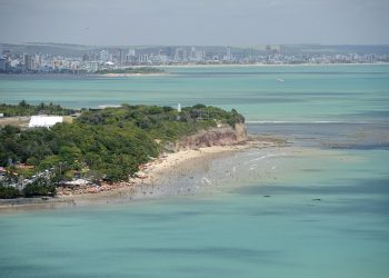 Praia do Seixas corre risco de perder faixa de areia com nova obra, alerta estudo