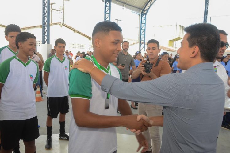 Prefeito Jackson Alvino inaugura quadra poliesportiva no Bairro Popular e reforça investimentos em educação e esporte