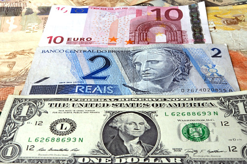 Real lidera valorização global e supera dólar mesmo em meio a tensões comerciais