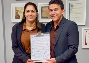 Prefeito Jackson Alvino e secretária Fernanda Alvino assinam Pacto Paraibano pela Primeira Infância