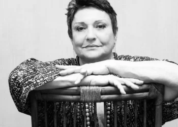 Morre Íris Lettieri, a voz que guiou gerações no Galeão e nos transportes cariocas