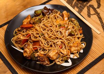 Yakissoba caseiro: rápido, gostoso e muito mais barato que o delivery
