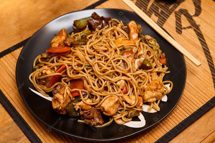 Yakissoba caseiro: rápido, gostoso e muito mais barato que o delivery