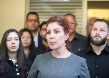 Carla Zambelli passa mal em audiência que analisa sua extradição na Itália