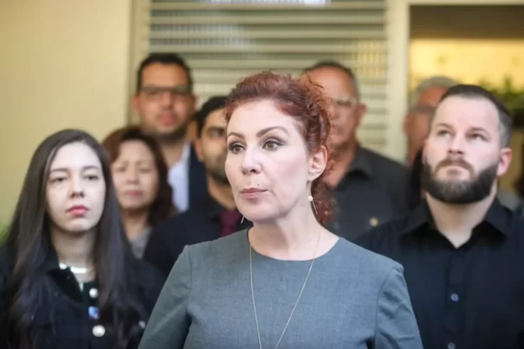 Carla Zambelli passa mal em audiência que analisa sua extradição na Itália