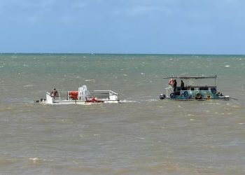 Maré alta, ventos fortes e um catamarã submerso: madrugada de susto na orla de João Pesso