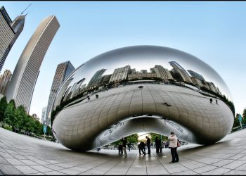 Protesto insólito em Chicago afirma que há um homem preso dentro da escultura “The Bean”