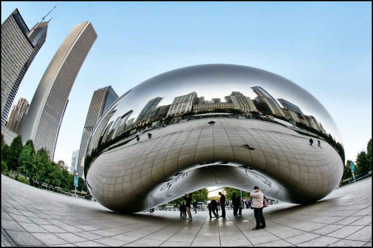Protesto insólito em Chicago afirma que há um homem preso dentro da escultura “The Bean”