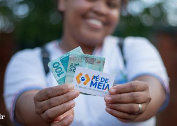 Estudantes nascidos em setembro e outubro recebem nova parcela do Pé-de-Meia nesta sexta-feira