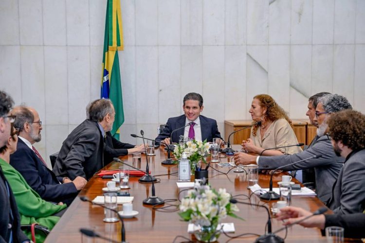 Câmara acelera debate sobre PL do streaming, mas relatoria de Jandira Feghali segue incerta