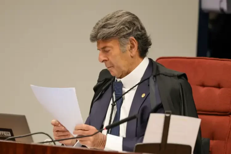 Fux pede anulação do julgamento de Bolsonaro e defende incompetência absoluta do STF