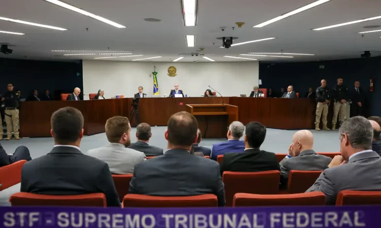 STF inicia julgamento de Bolsonaro com dois votos pela condenação