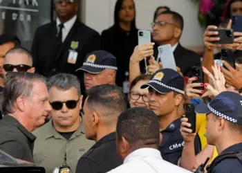 Bolsonaro deixa prisão domiciliar para procedimento médico em Brasília