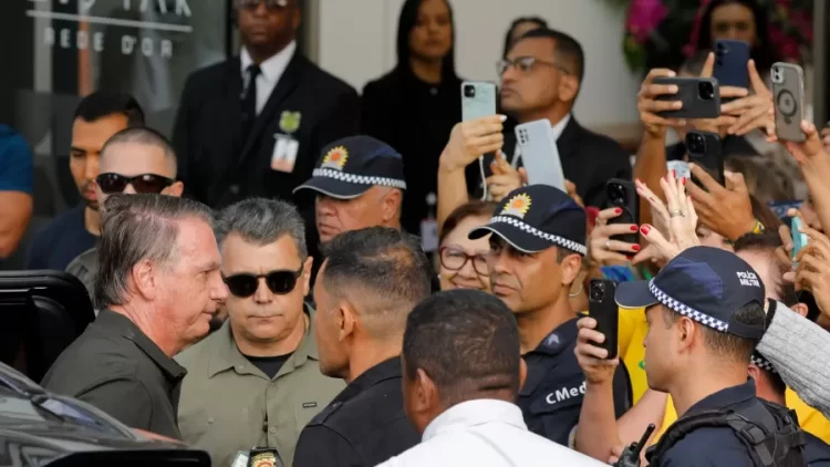 Bolsonaro deixa prisão domiciliar para procedimento médico em Brasília