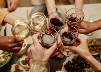 Nenhuma taça vale o risco: estudo associa álcool a aumento de demência