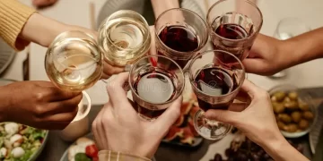 Nenhuma taça vale o risco: estudo associa álcool a aumento de demência