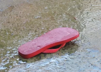 Chinelo virado: a superstição brasileira que matava (?)