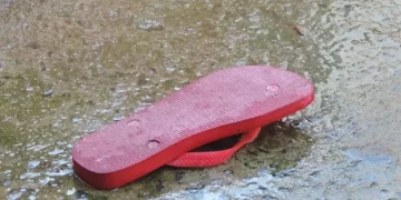 Chinelo virado: a superstição brasileira que matava (?)