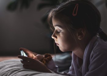 Uso precoce de smartphones se associa a maior risco de problemas mentais, aponta estudo