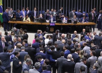 Câmara aprova em primeiro turno PEC que restringe abertura de ações criminais contra parlamentares