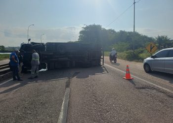 Caminhão tomba e interdita parte da BR-230, em João Pessoa