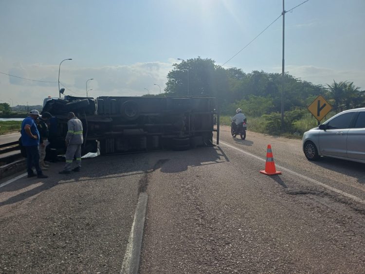Caminhão tomba e interdita parte da BR-230, em João Pessoa