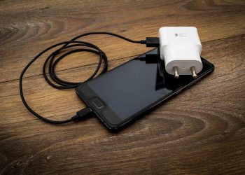 Carregador na tomada gasta energia mesmo sem uso e pode impactar na conta de luz