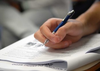 Concurso com mais de 100 vagas e salários de quase R$ 6 mil inscreve até o próximo mês