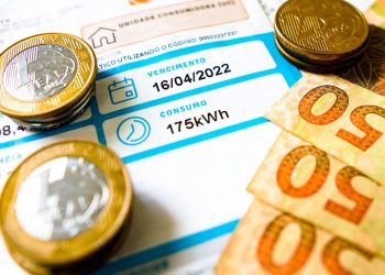 Famílias com renda de até R$ 759 por pessoa podem ter luz gratuita