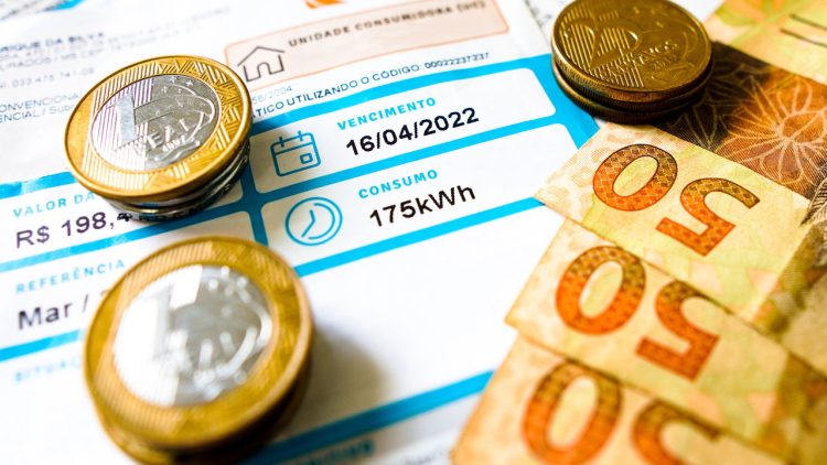 Famílias com renda de até R$ 759 por pessoa podem ter luz gratuita