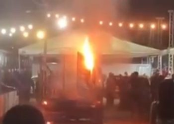 Incêndio em reboque interrompe programação e assusta público em feira agropecuária