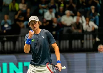 João Fonseca lidera vitória do Brasil na Copa Davis, mas empate com a Grécia segue indefinido