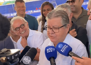 João Azevêdo sugere que imprensa pergunte a Cícero Lucena sobre definição de chapa