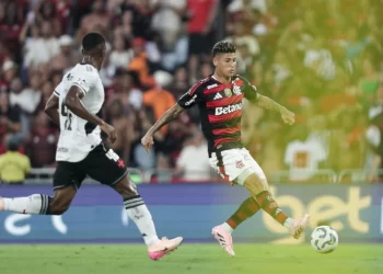 Empate agitado no Maracanã: Flamengo e Vasco não saem do 1 a 1