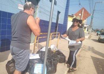 Moradores de Lucena levam lixo para a frente da prefeitura em protesto por coleta irregular
