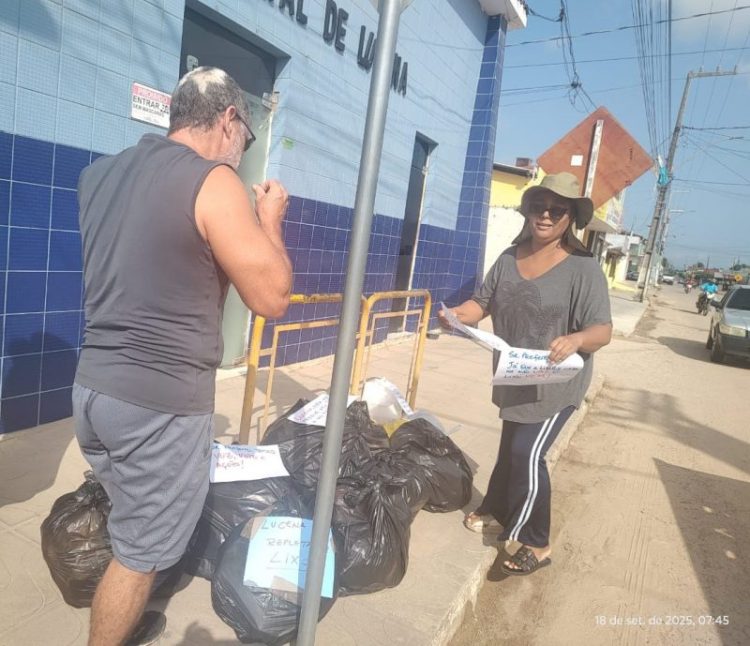 Moradores de Lucena levam lixo para a frente da prefeitura em protesto por coleta irregular